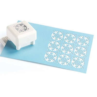 Martha Stewart Crafts - Punch All Over the Page - Scallop Snowflake Pattern  (sold individually)